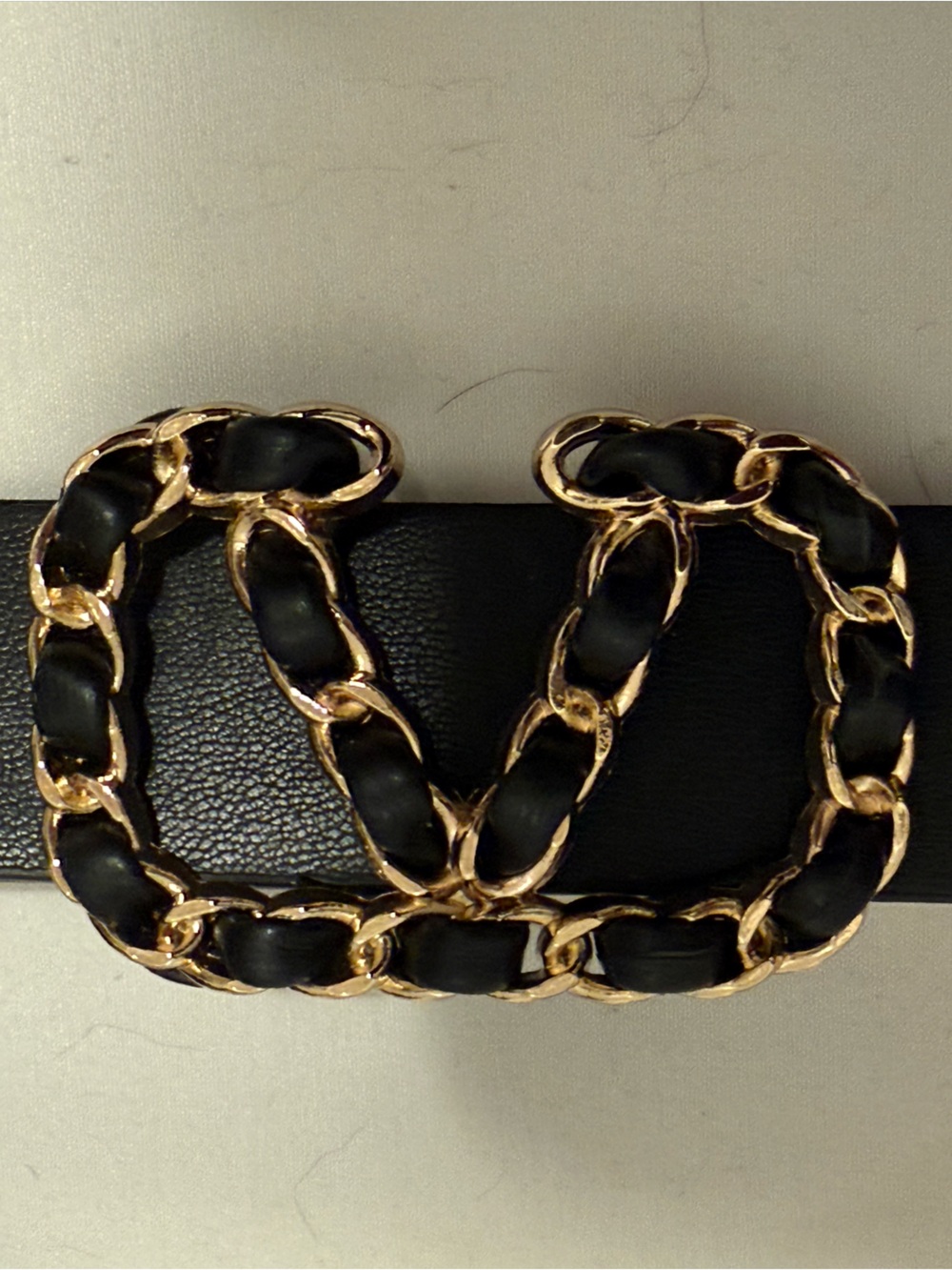 BLACK FAUX LEATHER V LOGO CHAIN-LINK BUCKLE BELT